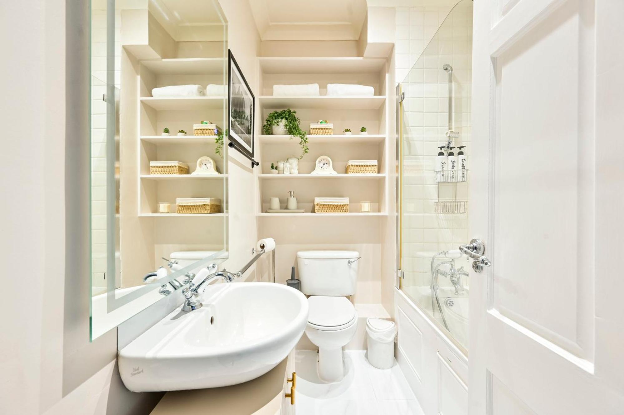Chelsea Chic, Quiet, Light Filled, Upscale London